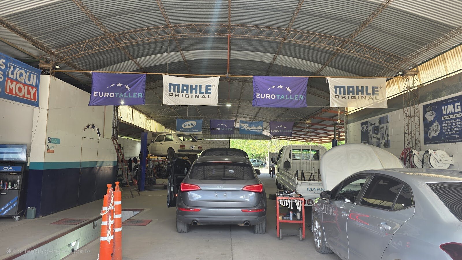 Entrada de Eurotaller Churich con un Audi Q5 dentro del taller